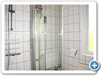 Dusche-im-Badezimmer-im-Erdgeschoss